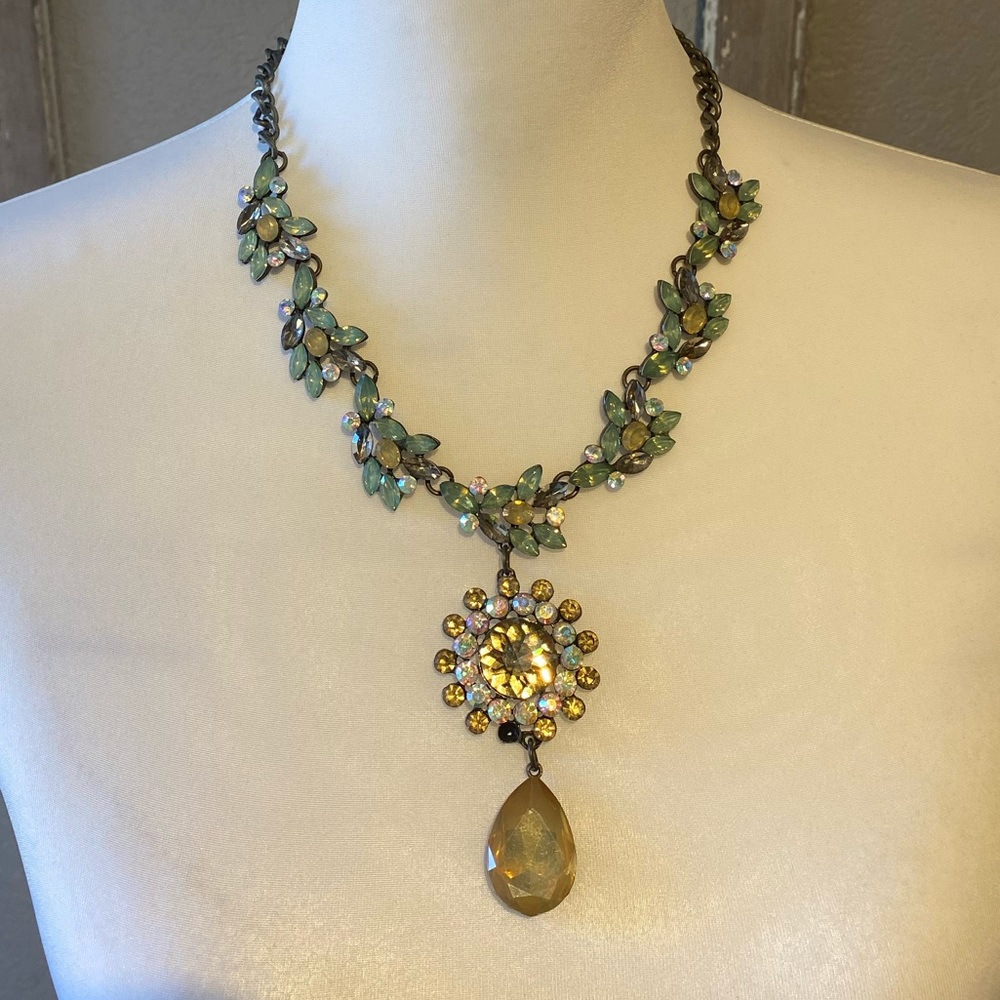 Gorgeous rhinestone necklace